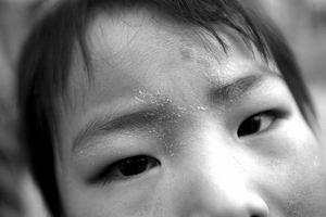 專業(yè)和非專業(yè)有啥區(qū)別？“三無”除甲醛公司致一家三口灼傷眼睛