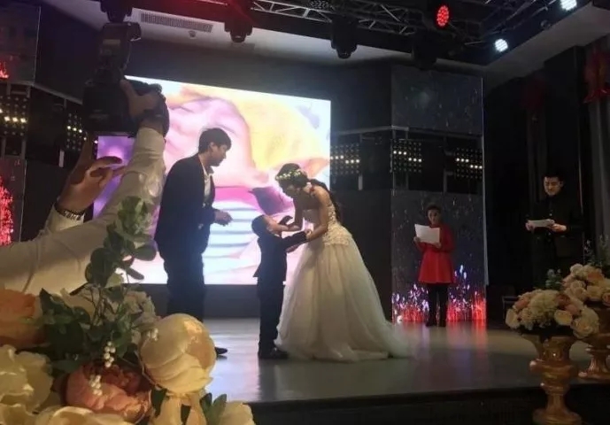 4歲男孩和媽媽辦“婚禮”，真相令人淚崩！