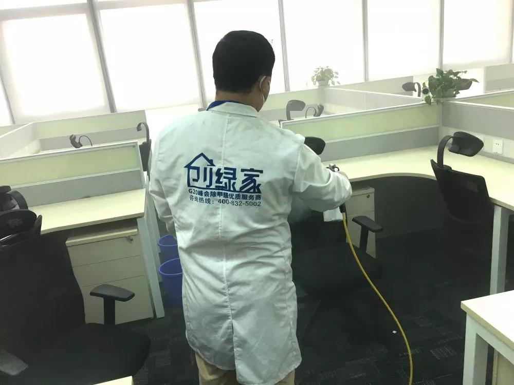 完美日記是一個(gè)國(guó)產(chǎn)大眾美妝品牌，價(jià)格良心堪稱國(guó)貨之光，也深受年輕人喜愛(ài)。