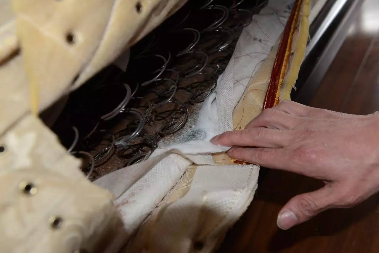 南京美女睡了10年的床墊，掀開后把全家人都嚇傻了……