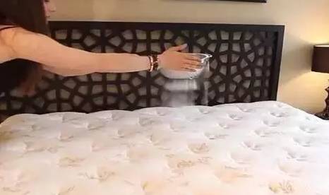 南京美女睡了10年的床墊，掀開后把全家人都嚇傻了……