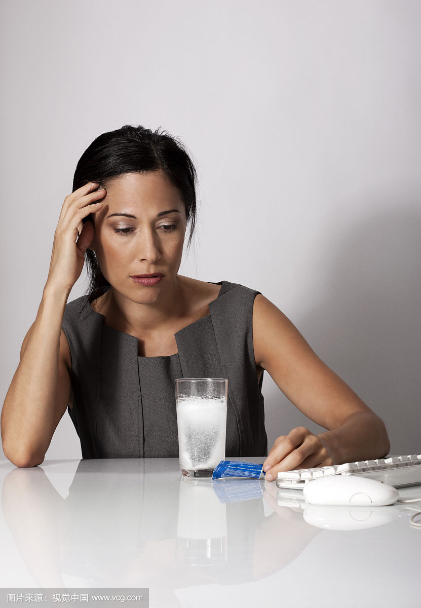  新房裝修后裝修污染？入住之前需要除甲醛嗎？這是大家在入住前***的疑問。甲醛對身體是有害是眾所周知的，那么，甲醛對人體的危害是什么? 除甲醛公司專家總結(jié)了五種常見的甲醛引起的癥狀，如果出現(xiàn)這些癥狀，那么您就需要注意啦?。?！ 一、胸悶氣短： 一些業(yè)主在搬進(jìn)新家后常常感覺到胸悶氣短、呼吸不暢，但去醫(yī)院檢查又沒有發(fā)現(xiàn)任何心肺問題，這種情況很有可能是甲醛中毒引起的。胸悶是甲醛中毒常見癥狀之一，一般在輕度或中度中毒時(shí)出現(xiàn)。所以，如果時(shí)常在家中感到胸悶，首先應(yīng)去醫(yī)院排除心臟問題，然后再確定是否是甲醛超標(biāo)造成的。 二、呼吸系統(tǒng)刺激： 回家開門的一瞬間，家的溫馨氣息就會(huì)撲面而來，但新家不是這樣，新業(yè)主每次回家聞到的***縷空氣往往伴隨刺鼻的化學(xué)品氣味，怎么會(huì)感受到溫馨呢？這種裝修特有的刺鼻氣體的主要有害成分就是甲醛，多數(shù)家庭可在通風(fēng)一個(gè)月時(shí)間明顯減輕（注意減輕并不等于消除），但如果通風(fēng)一個(gè)月還沒有改觀，那就應(yīng)該考慮治理室內(nèi)空氣污染了。 三、眼睛不適、無故流淚： 當(dāng)人們切洋蔥的時(shí)，***感受到嗆的也是眼睛，然后是鼻子。眼睛是人體最敏感脆弱的器官之一，當(dāng)外界空氣中存在刺激性分子，眼睛往往是***感受到的。甲醛的一大危害就表現(xiàn)在對粘膜的刺激，甲醛屬于原漿毒物質(zhì)，能與蛋白質(zhì)結(jié)合，使眼睛感到刺激、干澀、不適，甚至流淚。 四、易生病，抵抗力下降： 我們生活的環(huán)境中，無處不存在著看不見的細(xì)菌病毒，因?yàn)樯眢w擁有強(qiáng)大的免疫力才使我們免受這些病菌的感染。但長期生活在甲醛超標(biāo)的環(huán)境會(huì)使免疫系統(tǒng)遭受破壞，降低人體抵抗力，不能有效地防御外界病原微生物的侵入，從而導(dǎo)致疾病發(fā)生。家人入住新居后經(jīng)常感冒，尤其是老人兒童，感冒后一個(gè)星期也不見好轉(zhuǎn)，這都可能是甲醛超標(biāo)引起的。 五、頭暈、乏力、嗜睡： 甲醛可影響人的造血系統(tǒng)，輕則引發(fā)貧血，嚴(yán)重的甚至可能導(dǎo)致白血病。有調(diào)查指出，醫(yī)院血液科病房中三成以上白血病患者的家庭在兩年內(nèi)進(jìn)行過裝修。而兒童因裝修患病的幾率更高，占患病兒童的半數(shù)以上。當(dāng)人體血液供應(yīng)不足時(shí)，就會(huì)經(jīng)常感到疲憊，走路都沒有力氣。因此，入住新居后有頭暈、乏力、嗜睡的癥狀，應(yīng)及時(shí)去醫(yī)院檢查血常規(guī)。 如果您或者家人已經(jīng)出現(xiàn)了以上的兩種或兩種以上就要做全面的室內(nèi)空氣治理了哦！